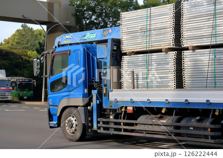 仮設材を運搬中のトラック　イメージ 126222444