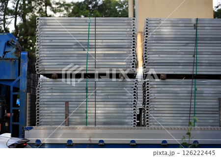 仮設材を運搬中のトラック　イメージ 126222445