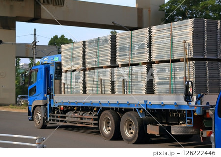 仮設材を運搬中のトラック イメージ 仮設材を運搬中のトラック イメージ 126222446