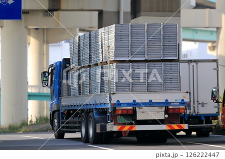 仮設材を運搬中のトラック　イメージ 126222447