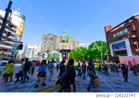 【東京都】5月・休日の神宮前交差点 126222747