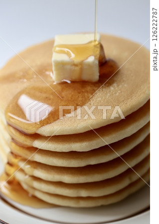 メープルシロップをかけている重ねたホットケーキ 126222787