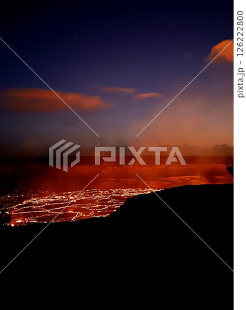 キラウエア火山の溶岩の火に染まる空 126222800