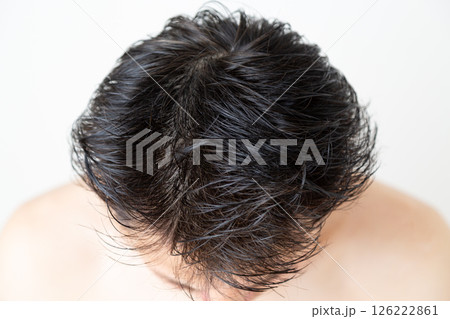 ミドル男性の頭頂部 126222861