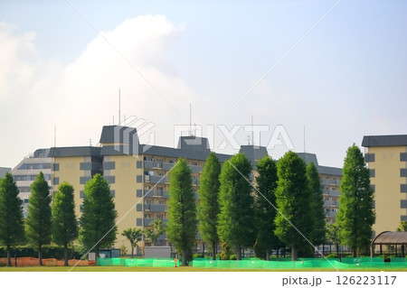 青空と集合住宅 青空と集合住宅 126223117