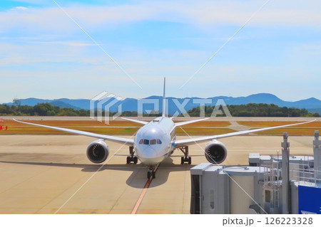 【広島】広島空港展望デッキから眺める飛行機 126223328