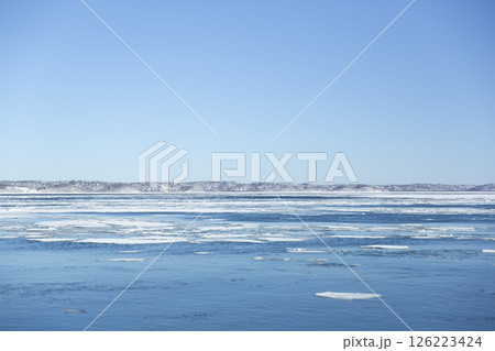 氷の浮く厚岸湖　青空 126223424