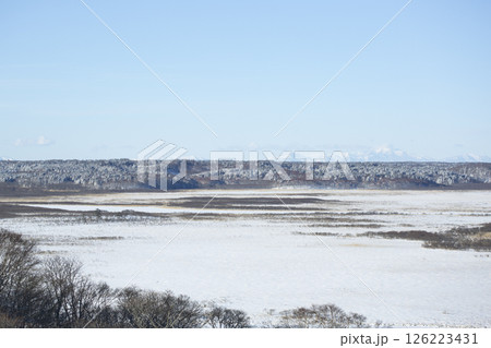 琵琶瀬展望台から霧多布湿原を望む 冬 琵琶瀬展望台から霧多布湿原を望む 冬 126223431