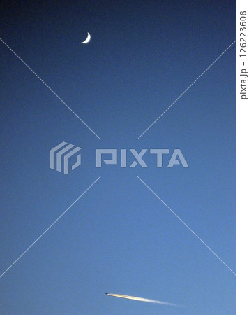 月齢4.2の月と航空機(2012.11.18) 寒い季節で細い月も飛行機雲もクッキリ見えます 月齢4.2の月と航空機(2012.11.18) 寒い季節で細い月も飛行機雲もクッキリ見えます 126223608