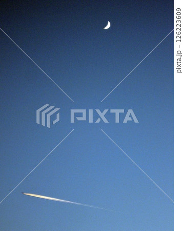 寒い季節で細い月も飛行機雲もハッキリ見えます(2012.11.18) 月齢4.2の月と航空機 寒い季節で細い月も飛行機雲もハッキリ見えます(2012.11.18) 月齢4.2の月と航空機 126223609