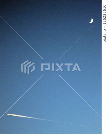 月齢4.2の月と航空機(2012.11.18) 寒い季節で細い月も飛行機雲もクッキリ見えます 126223610