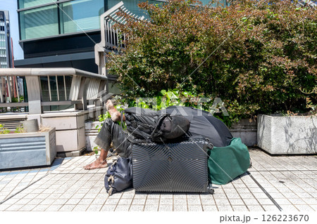 歩道上に置かれたホームレスの荷物とホームレス 126223670