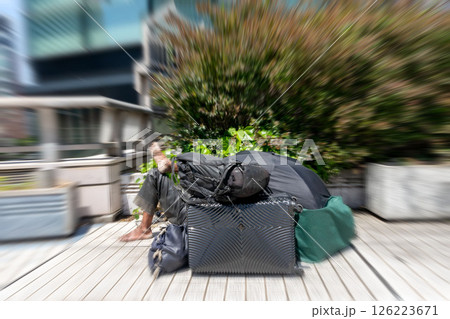 歩道上に置かれたホームレスの荷物とホームレス 126223671
