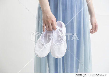 バレエシューズを持つ女性 126223674