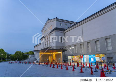 日暮れ時の大阪市立美術館 126223682