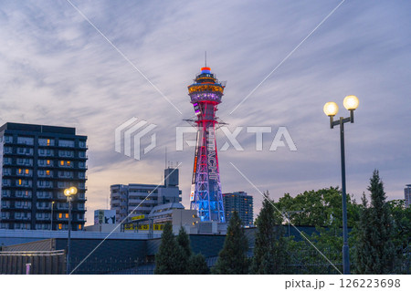 天王寺公園　連絡通路から見えるライトアップした通天閣 126223698