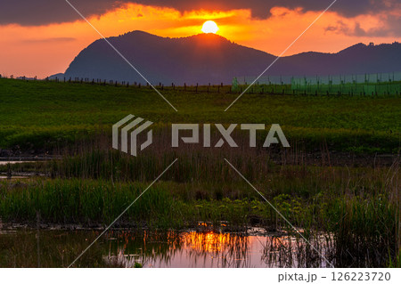 曽爾の山並みに沈んで行く夕日 同一フレーミング連続写真 hdr3枚合成 撮影地 曽爾高原③ 曽爾の山並みに沈んで行く夕日 同一フレーミング連続写真 hdr3枚合成 撮影地 曽爾高原③ 126223720