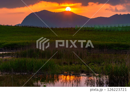 曽爾の山並みに沈んで行く夕日 同一フレーミング連続写真 hdr3枚合成 撮影地 曽爾高原➃ 曽爾の山並みに沈んで行く夕日 同一フレーミング連続写真 hdr3枚合成 撮影地 曽爾高原➃ 126223721