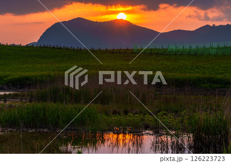 曽爾の山並みに沈んで行く夕日 同一フレーミング連続写真 hdr3枚合成 撮影地 曽爾高原➅ 曽爾の山並みに沈んで行く夕日 同一フレーミング連続写真 hdr3枚合成 撮影地 曽爾高原➅ 126223723