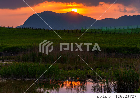 曽爾の山並みに沈んで行く夕日 同一フレーミング連続写真 hdr3枚合成 撮影地 曽爾高原⑩ 曽爾の山並みに沈んで行く夕日 同一フレーミング連続写真 hdr3枚合成 撮影地 曽爾高原⑩ 126223727