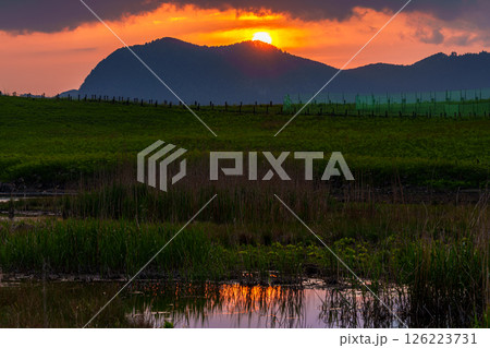 曽爾の山並みに沈んで行く夕日 同一フレーミング連続写真 hdr3枚合成 撮影地 曽爾高原⑭ 曽爾の山並みに沈んで行く夕日 同一フレーミング連続写真 hdr3枚合成 撮影地 曽爾高原⑭ 126223731