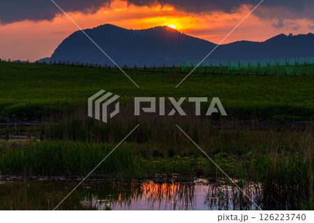曽爾の山並みに沈んで行く夕日 同一フレーミング連続写真 hdr3枚合成 撮影地 曽爾高原㉓ 曽爾の山並みに沈んで行く夕日 同一フレーミング連続写真 hdr3枚合成 撮影地 曽爾高原㉓ 126223740