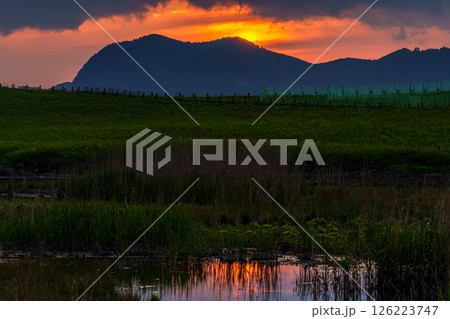 曽爾の山並みに沈んで行く夕日　同一フレーミング連続写真　hdr3枚合成　撮影地　曽爾高原㉚ 126223747