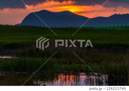 曽爾の山並みに沈んで行く夕日 同一フレーミング連続写真 hdr3枚合成 撮影地 曽爾高原㉛ 曽爾の山並みに沈んで行く夕日 同一フレーミング連続写真 hdr3枚合成 撮影地 曽爾高原㉛ 126223748