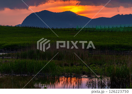 曽爾の山並みに沈んで行く夕日 同一フレーミング連続写真 hdr3枚合成 撮影地 曽爾高原㉝ 曽爾の山並みに沈んで行く夕日 同一フレーミング連続写真 hdr3枚合成 撮影地 曽爾高原㉝ 126223750