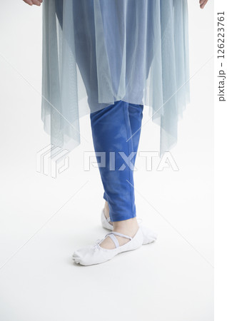 バレエシューズを履く女性 バレエシューズを履く女性 126223761