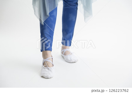 バレエシューズを履く女性 バレエシューズを履く女性 126223762
