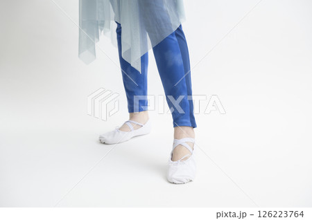 バレエシューズを履く女性 126223764