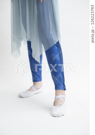 バレエシューズを履く女性 バレエシューズを履く女性 126223765