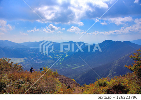 関東・箱根・金時山、頂上の風景、芦ノ湖と仙石原の雄大な眺めを満喫する登山者・神奈川県箱根町(1) 関東・箱根・金時山、頂上の風景、芦ノ湖と仙石原の雄大な眺めを満喫する登山者・神奈川県箱根町(1) 126223796