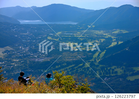 関東・箱根・金時山、頂上の風景、芦ノ湖と仙石原の雄大な眺めを満喫する登山者・神奈川県箱根町(2) 関東・箱根・金時山、頂上の風景、芦ノ湖と仙石原の雄大な眺めを満喫する登山者・神奈川県箱根町(2) 126223797