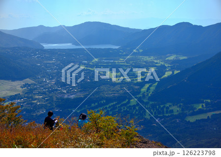 関東・箱根・金時山、頂上の風景、芦ノ湖と仙石原の雄大な眺めを満喫する登山者・神奈川県箱根町(3) 126223798