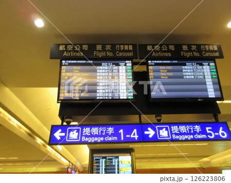 人の少ない空港の電光掲示板 人の少ない空港の電光掲示板 126223806