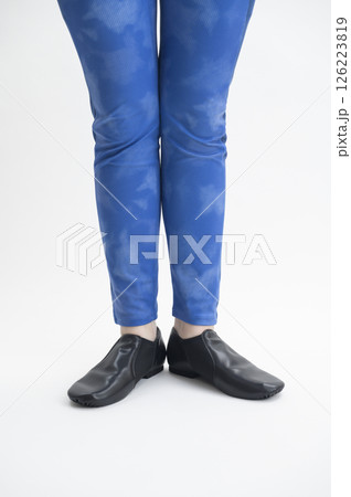 ジャズシューズを履く女性 126223819