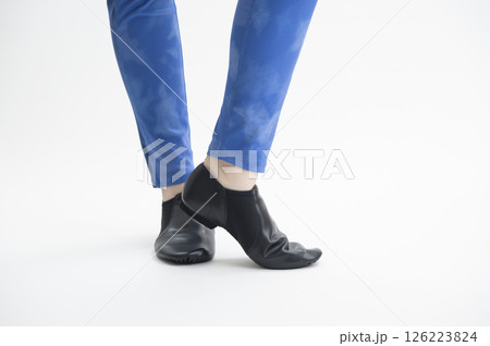ジャズシューズを履く女性 126223824