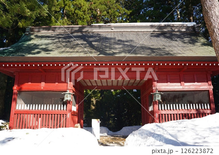 雪の積もった、戸隠神社の赤い鳥居 雪の積もった、戸隠神社の赤い鳥居 126223872