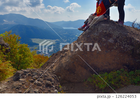 関東・箱根・金時山、金太郎を偲ばせる登山客がいる頂上の風景・神奈川県箱根町(2) 126224053