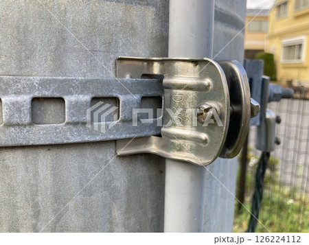 電線管を固定するクランプ 126224112