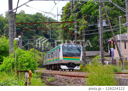 第三鎌倉道踏切を通過し北鎌倉駅に向かう横須賀線電車 第三鎌倉道踏切を通過し北鎌倉駅に向かう横須賀線電車 126224122