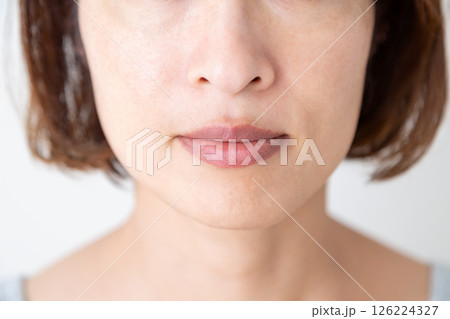 ミドル女性スキンケアイメージ ミドル女性スキンケアイメージ 126224327