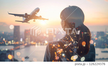 飛行機を見つめる女性 126224376