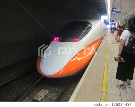 発車を待つ台湾の新幹線 発車を待つ台湾の新幹線 126224457