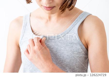 体臭をチェックするミドル女性 126224729