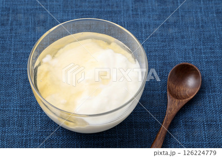 ヨーグルトとハチミツ 126224779