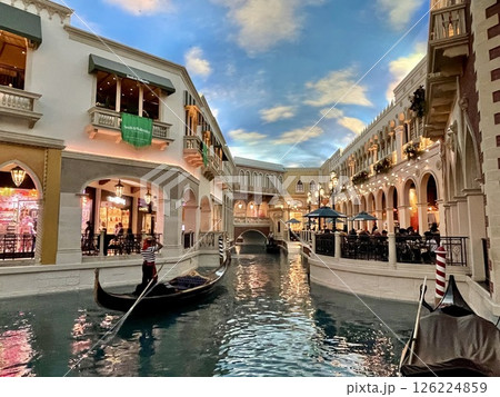 【ネバダ州】ラスベガスの豪華ヴェネチアンホテル内水路風景 126224859