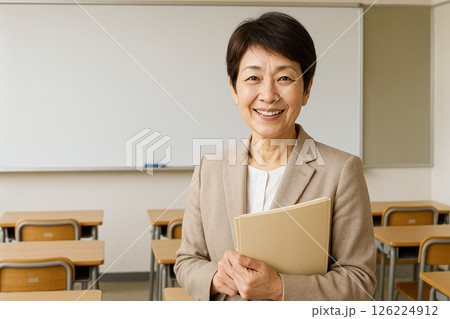日本人シニア女性教師の笑顔！50代、60代、70代ぐらいの中年マダム先生 126224912